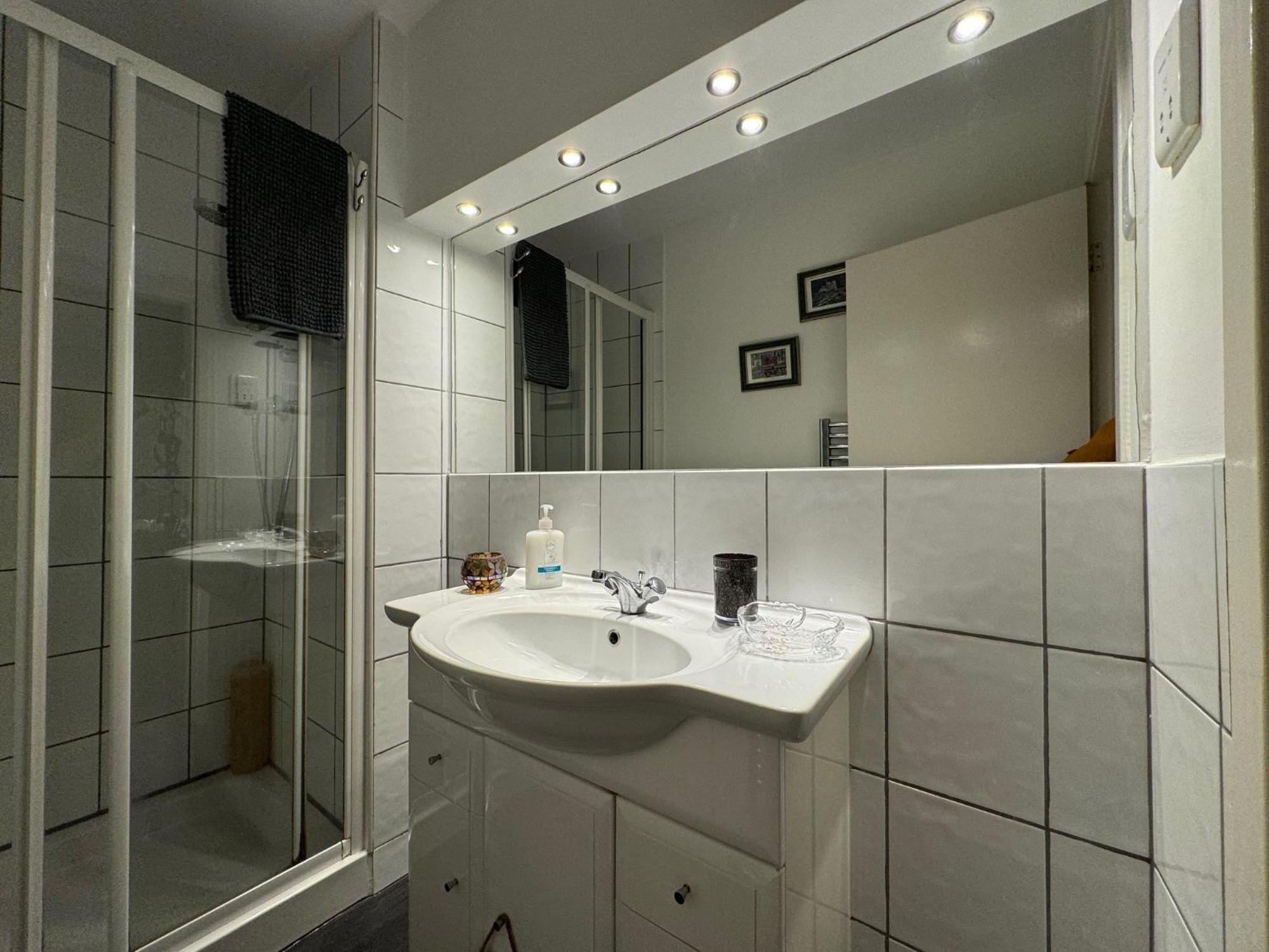 Edinburgh Two Bedroom Apartment With Free Side Street Parking 24 Hours 외부 사진